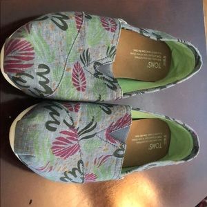Preowned floral and leaf print Toms Sz 8.5
